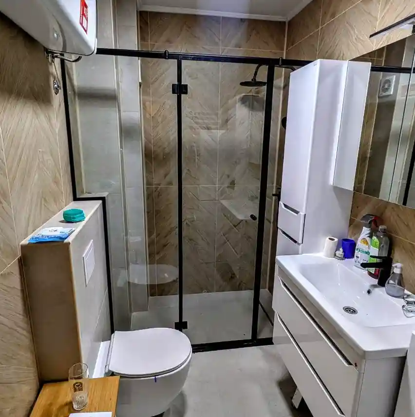 tuš kabina sa premazom protiv kamenca