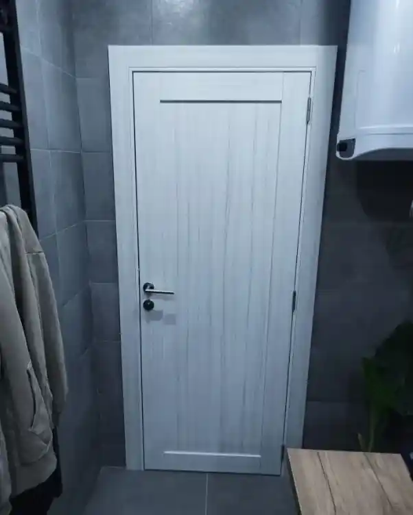 bela drvena vrata za kupatilo