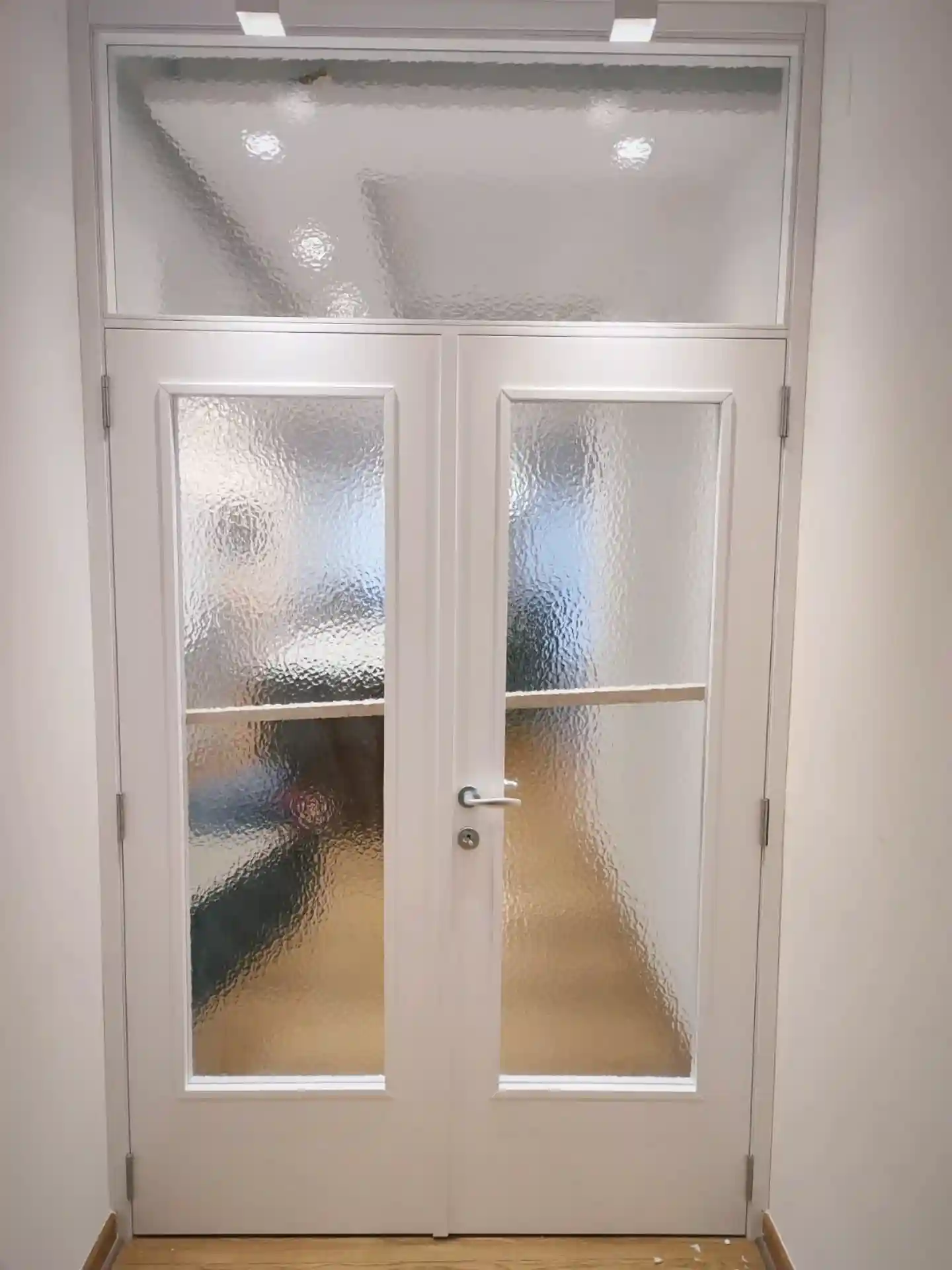 Bela medijapan vrata sa staklom – po meri