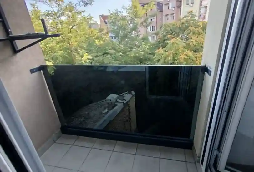 crna staklena ograda balkon novi sad