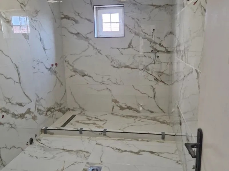 Završena adaptacija kupatila. Pločice blješte.