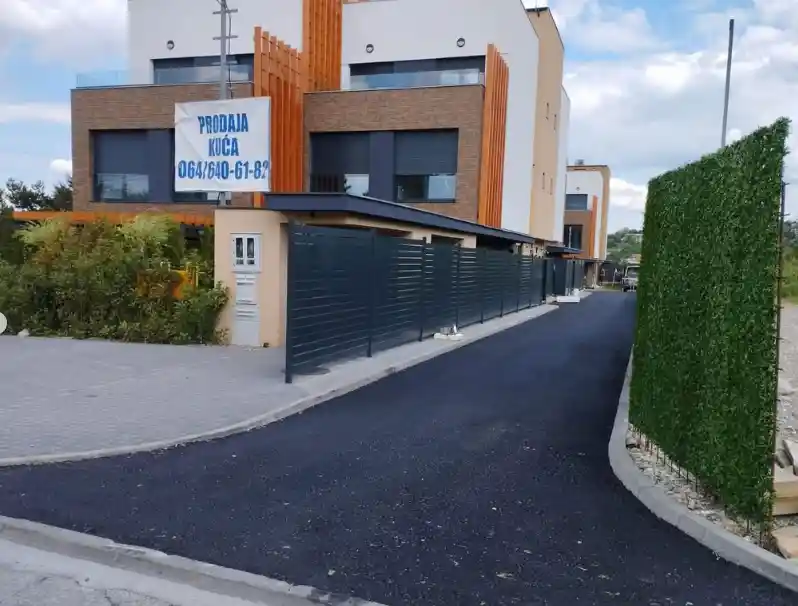 kuća sa aluminijumskom ogradom na Fruškoj Gori