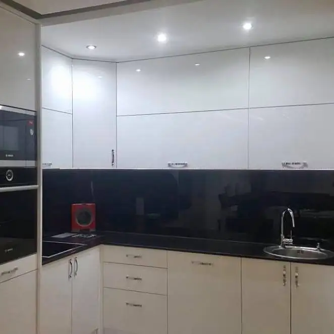 Linijska bela kuhinja po meri – Blum okovi