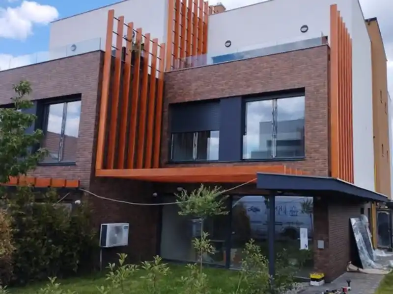 Moderna gradnja sa aluminijumskim prozorima i ogradama.