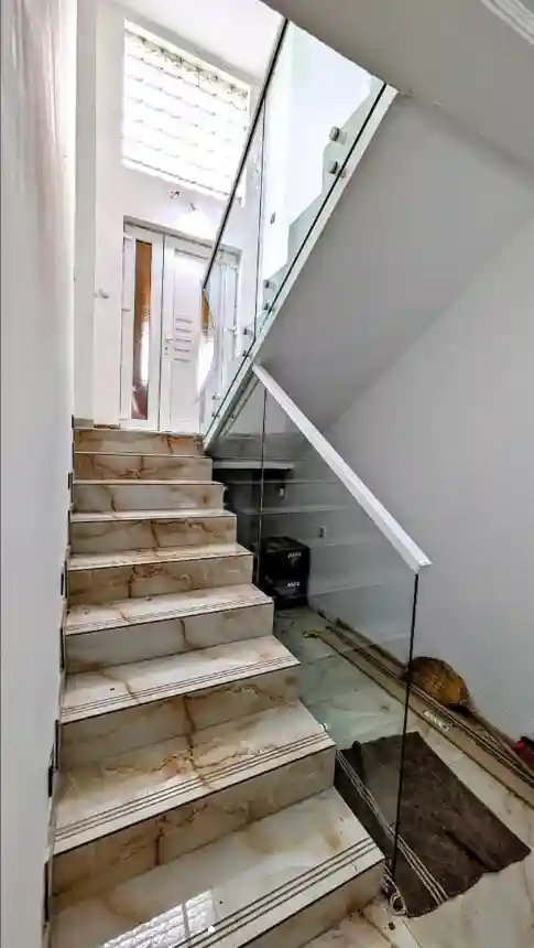 ograda od kaljenog stakla