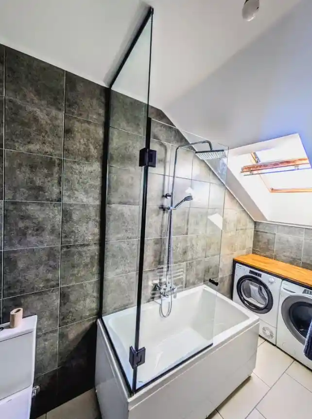 pregradni zid sa vratima nad kadom