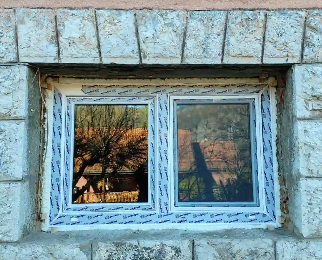 Dvokrilni PVC prozor punjen argonom.