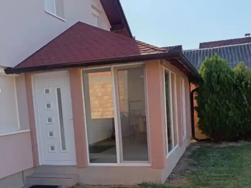 PVC ulazna vrata, prozori i komarnici na terasi kuće u Futogu.