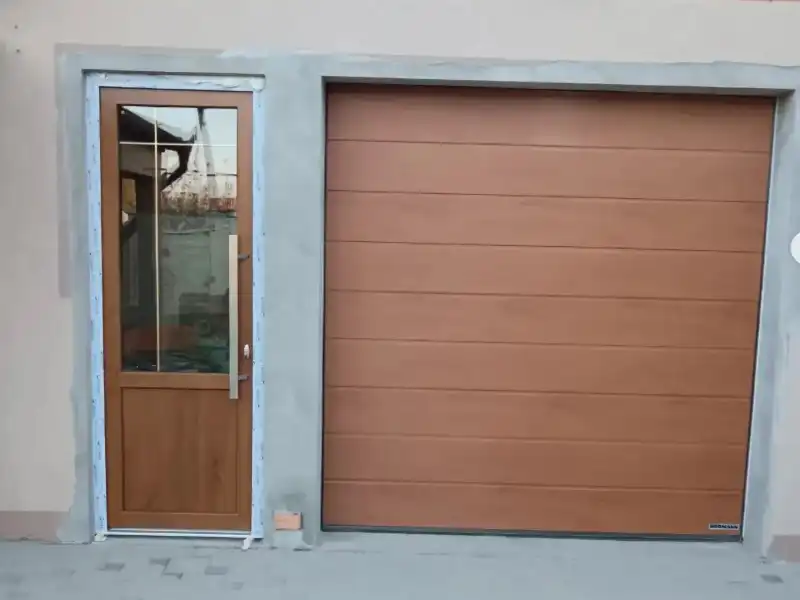 Segmentna garažna vrata od aluminijuma u braon boji, Sremska Mitrovica.