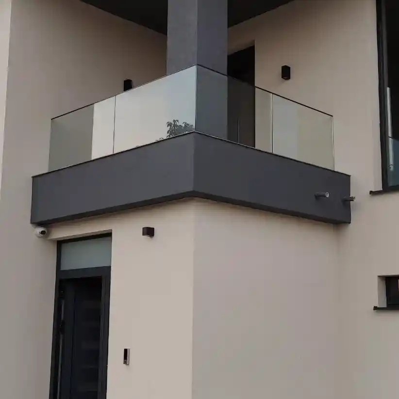 zastakljivanje balkona kuće