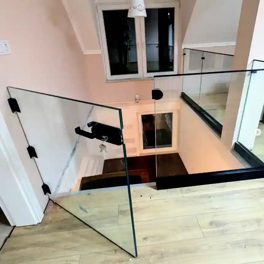 staklena ograda sa vratima