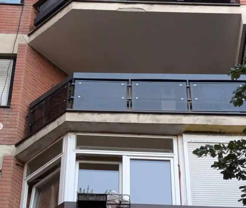 zastakljena terasa zgrade Novi Sad