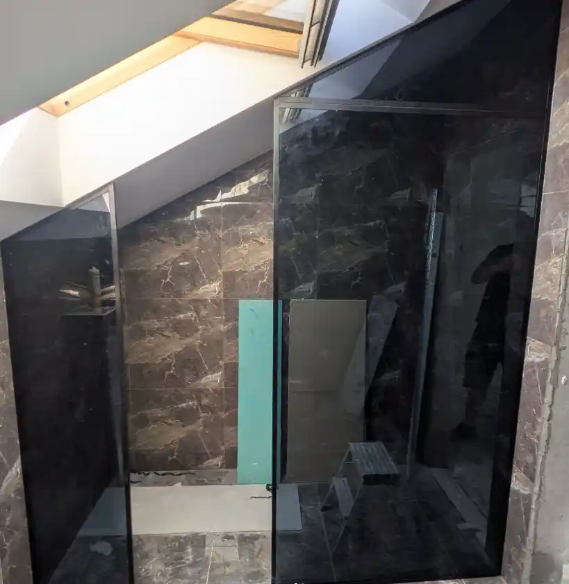 tuš paravan sa zatamljenim staklom