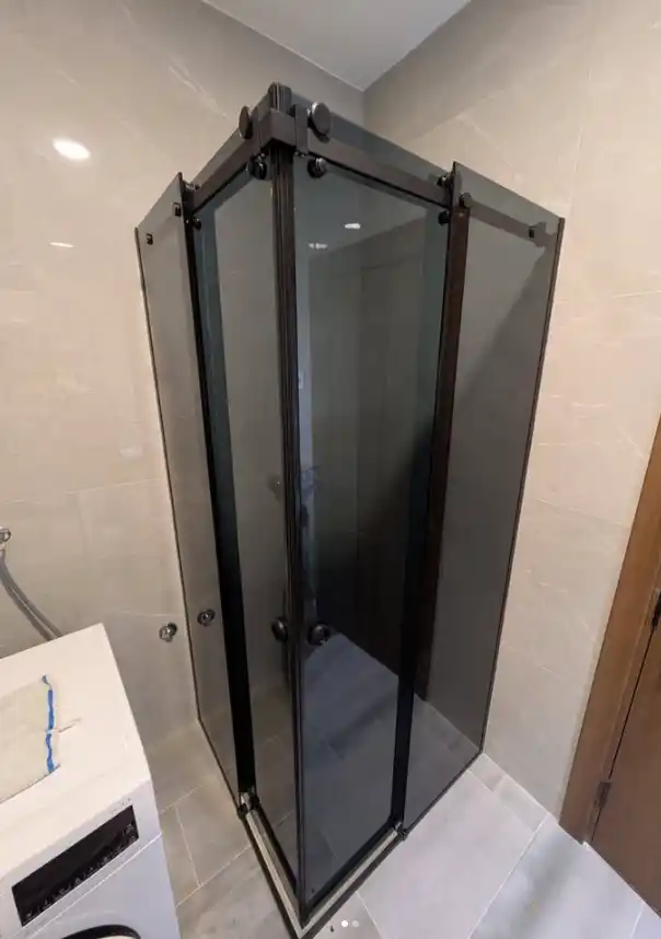 ugaona klizna tuš kabina sa tamnim staklom
